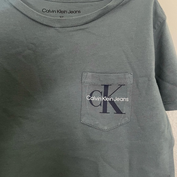 Calvin Klein Kids T-Shirt size 3T - Picture 2 of 5